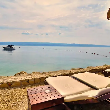 Slavinj 9 *