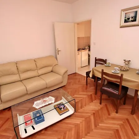 Appartement Slavinj 9 *