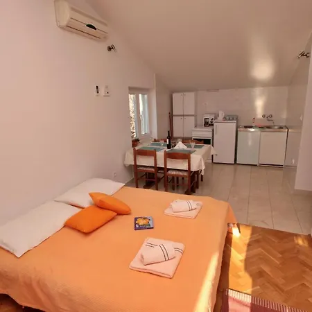 Slavinj 9 * Omiš